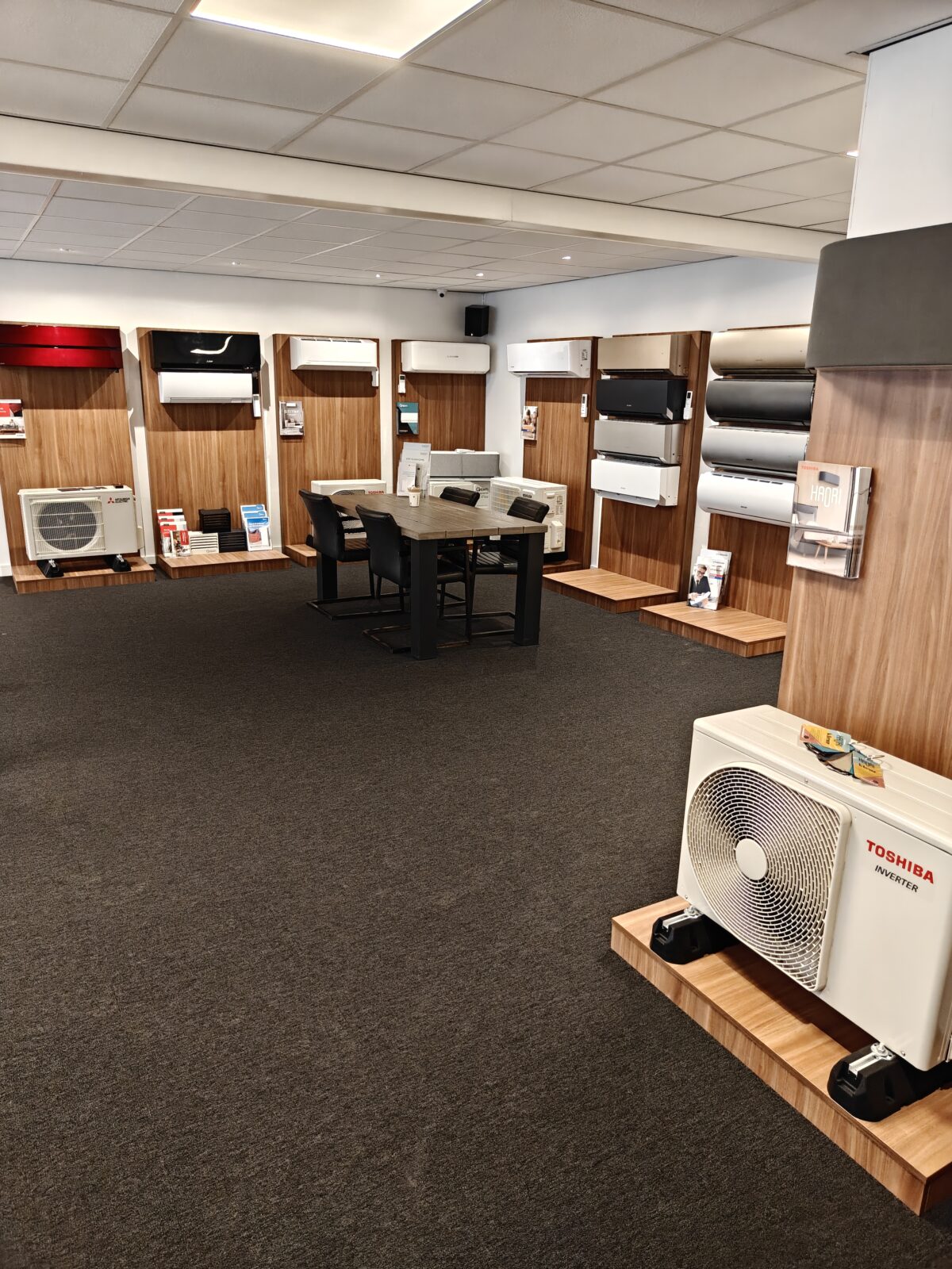 Kiso installatietechniek uit Zeewolde met een showroom vol met warmtepompen, thuisbatterijen, airconditioning, laadpalen, boilers en ventilatie