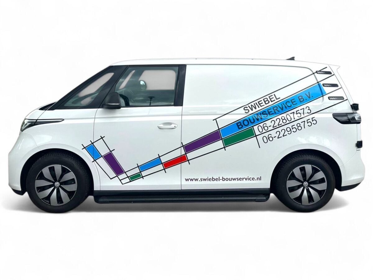 Een afbeelding met de bedrijfsauto van Swiebel Bouwservice bv. Op de bedrijfsauto staan ook de contactgegevens van aannemersbedrijf Swiebel Bouwservice die werkzaam is in Delft, Delfgauw en omgeving.