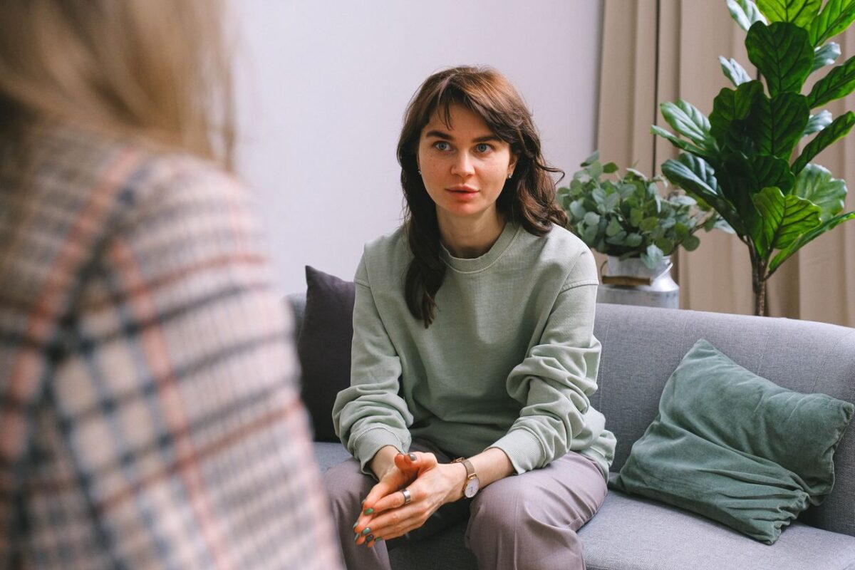 Een vrouw die een persoonlijk gesprek voert met 1 van de therapeuten van trauma-therapie.nl