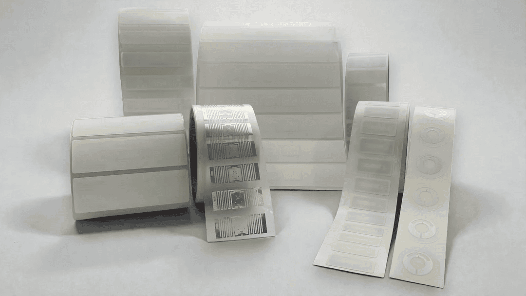 Verschillende rollen met TRC UHF NFC en RFID labels geproduceerd door The RFID Company