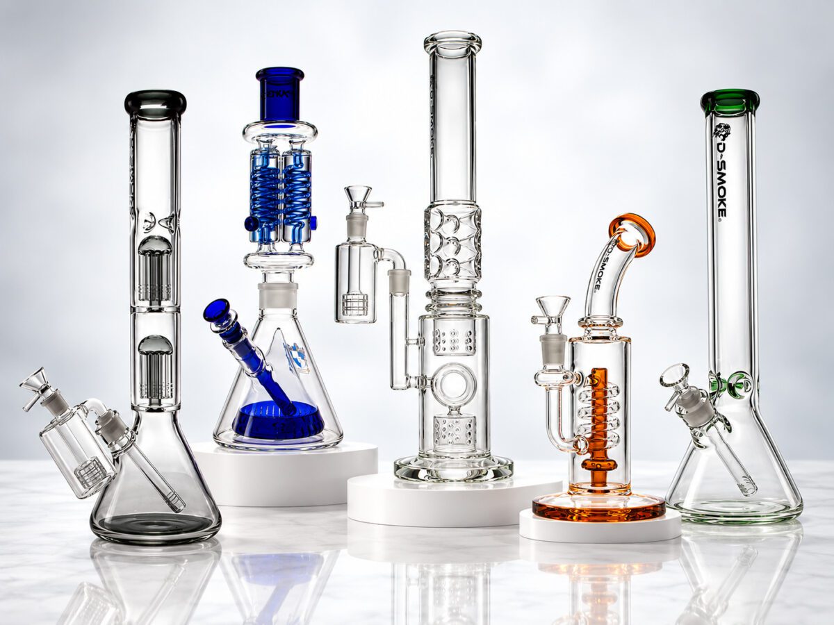 Waterpijp-bong.nl toont een assortiment van luxe futuristische glazen bongs met gekleurde percolators en ijsvangers.