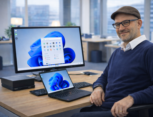 Een IT-expert van Quickly ICT voert een reparatie uit aan een computer van een klant.