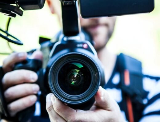Een professionele videograaf van QuickVid aan het werk tijdens de opnames van een bedrijfsvideo of productfilm.