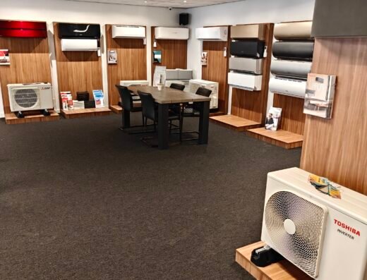Kiso installatietechniek uit Zeewolde met een showroom vol met warmtepompen, thuisbatterijen, airconditioning, laadpalen, boilers en ventilatie