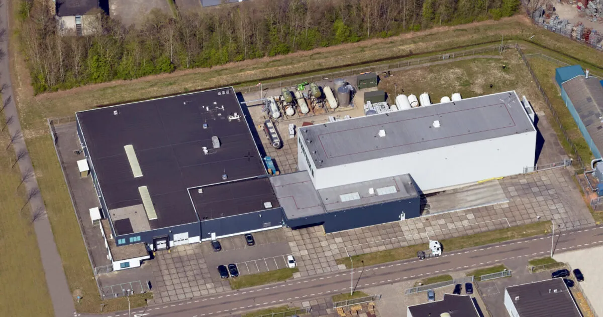 Luchtfoto van het duurzame bedrijfspand en de fabriek van Zettex Europe B.V. op het industrieterrein Moerdijk in Klundert.