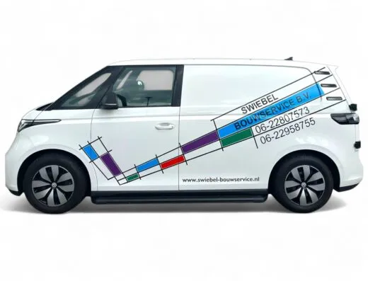 Een afbeelding met de bedrijfsauto van Swiebel Bouwservice bv. Op de bedrijfsauto staan ook de contactgegevens van aannemersbedrijf Swiebel Bouwservice die werkzaam is in Delft, Delfgauw en omgeving.