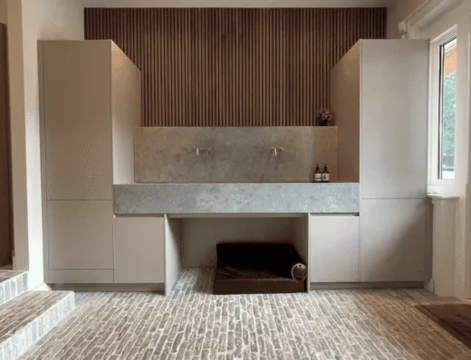 Handgemaakte RAW Stones Waaltjes vloer met karakteristieke langwerpige klinkers in een sfeervol interieur.