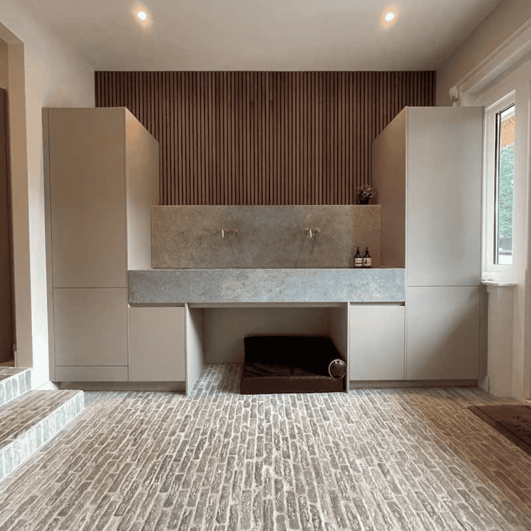 Handgemaakte RAW Stones Waaltjes vloer met karakteristieke langwerpige klinkers in een sfeervol interieur.