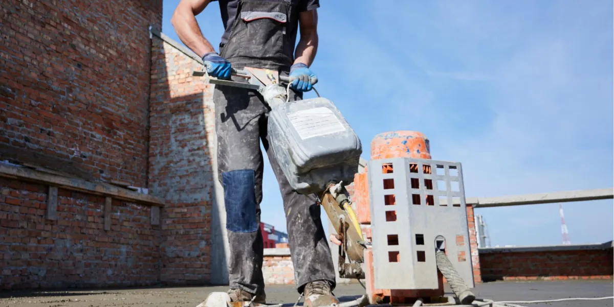 Vakman van Snelgevel voert professionele gevel- en renovatiewerkzaamheden uit op een plat dak.