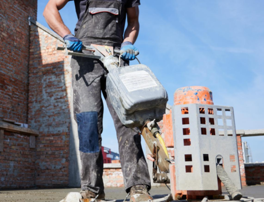 Vakman van Snelgevel voert professionele gevel- en renovatiewerkzaamheden uit op een plat dak.
