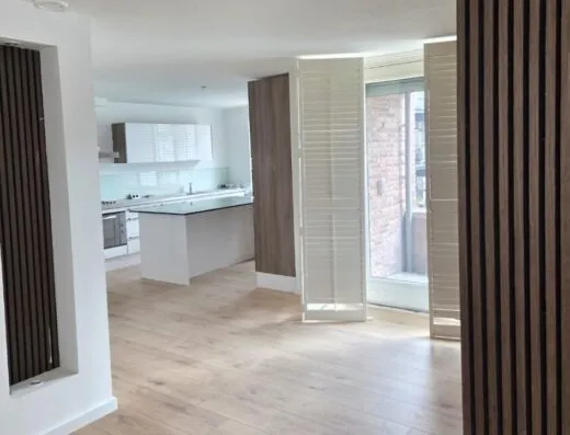 Modern gelegde vloer in een open keuken en aangrenzende woonkamer door De Klusjeskoning