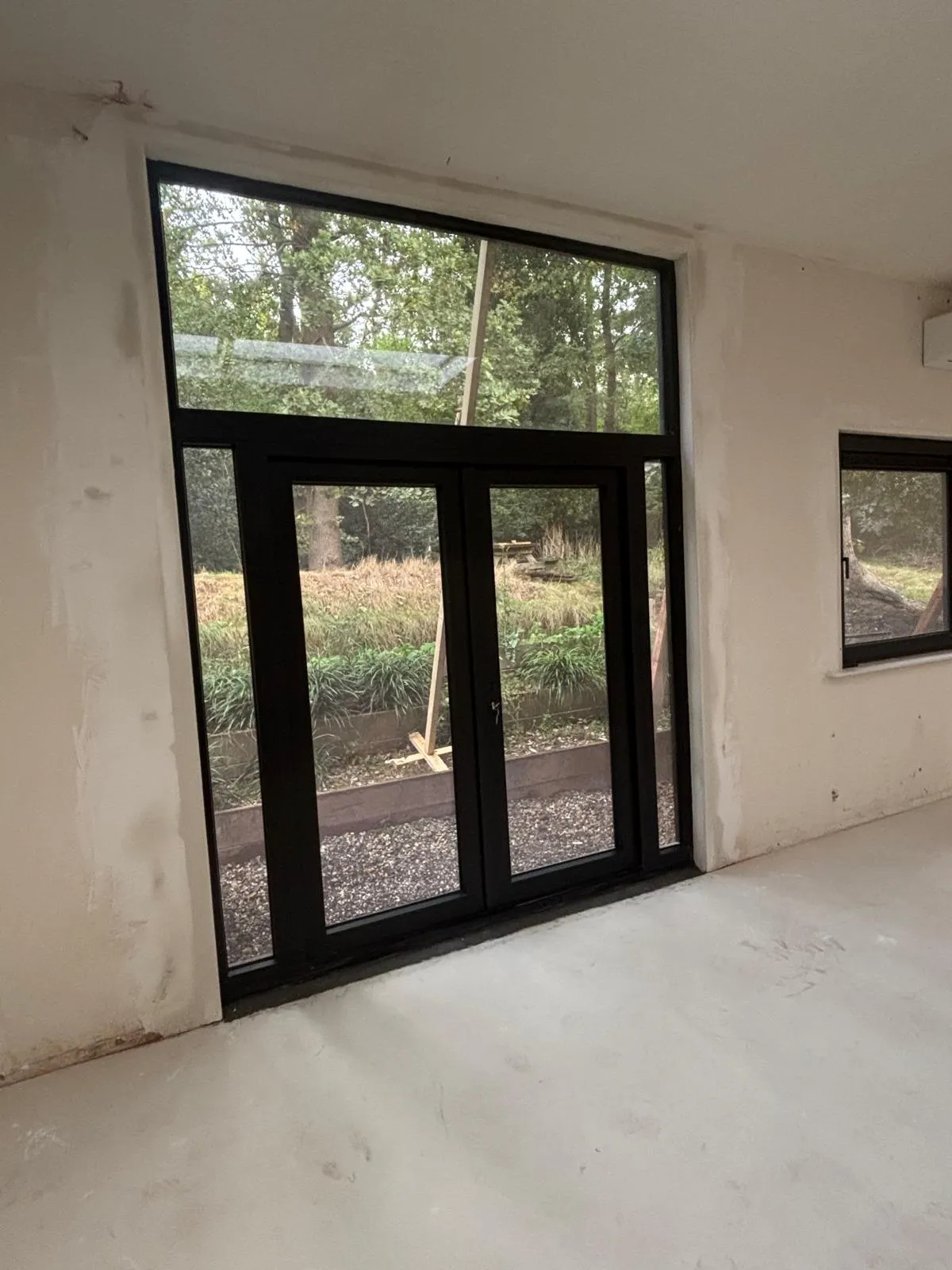 Stevens Kozijnen plaatst kunststof kozijnen met twee openslaande deuren naar de tuin in een nieuwbouwwoning