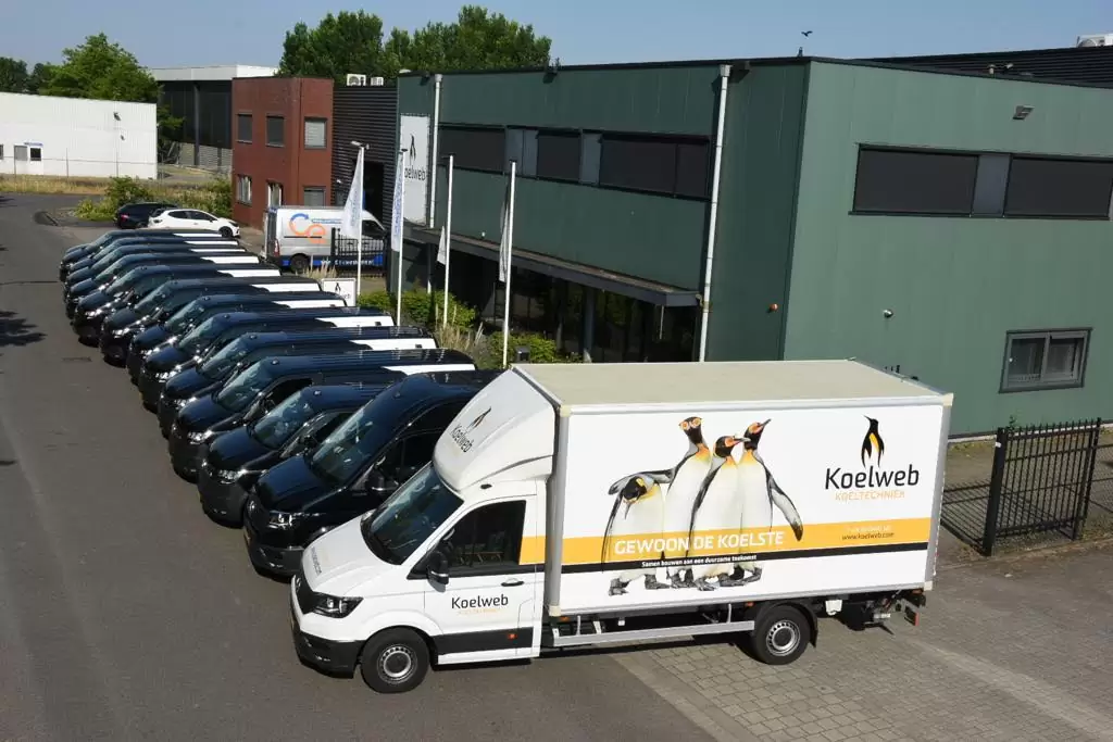 Het bedrijfspand van Koelweb koeltechniek bv in Deventer met hun Koelweb bussen